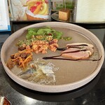 カフェダイニングアフェット - 前菜
✴︎ 合鴨のスモーク バルサミコソース
✴︎ 鰯のカルパッチョ
✴︎ 人参とレーズンのピクルス
✴︎ クスクスのサラダ仕立て