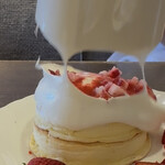 さかい珈琲 町田多摩境店 - 店員さんが取ってくれるとクリームが流れ出てくる！