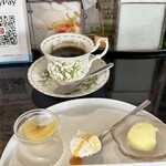 カフェダイニングアフェット - デザート
キウイ、一口ショートケーキマンゴーソース
日向夏のシャーベット