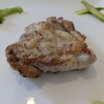 レストラン CALMA - メインのチキンモモ肉の皮がパリパリでチーズが上のアクセント