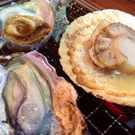 浜茶屋 - 焼貝のホタテ サザエ カキ