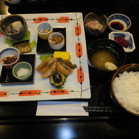 和食處　雲海 - ランチ　１日１２食限定　彩り膳　１２４２円　【　２０１４年１０月　】