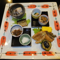 和食處　雲海 - ランチ　１日１２食限定　彩り膳　１２４２円　【　２０１４年１０月　】