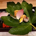 馬車道 大かわ - 八寸は無花果の葉を使い