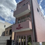 パティスリー・キュイール - 遠くからでもよく目立つピンク色の細長いパティスリーです。