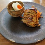 Grand Bleu Gamin - (参考：朝食)やんばる鶏もも肉のローズマリー風味焼きと人参しりしり・半熟玉子とインゲンの胡麻ドレッシング