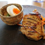 Grand Bleu Gamin - (参考：朝食)やんばる鶏もも肉のローズマリー風味焼きと人参しりしり・半熟玉子とインゲンの胡麻ドレッシング