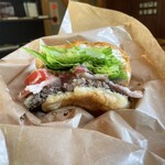 ビトウィーン ザ ブレッド - レアベーコンバーガー　断面