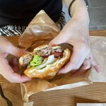 ビトウィーン ザ ブレッド - もち豚バーガー　断面