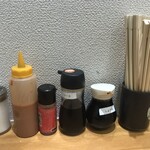 お食事処 北の屋 - 机の上の調味料