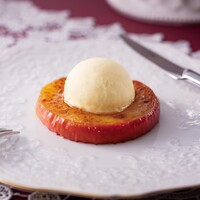焼き林檎のキャラメリゼ ハーゲンダッツ バニラアイスクリーム添え