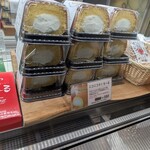 りくろーおじさんの店 大丸梅田店 - ショーケースの中で冷えてますよ〜