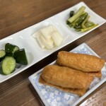 登美 - わさびいなりと漬物盛り