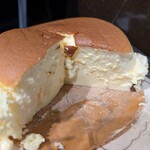 りくろーおじさんの店 大丸梅田店 - フォーク(10円)とナイフ(10円)を買って、ビルの1角でカット!!