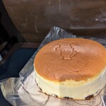 りくろーおじさんの店 大丸梅田店 - これぞりくろーおじさんの代名詞…　焼きたてチーズケーキ１1ホール(税込1,065円)