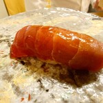 寿司 松岡 - ◯鮪（赤身）
      このお店では熟成しているので
      冷凍品は使われない　と話されていた
      
      只の赤身なんだけど、普通では絶対に感じない
      後からジンワリと来る熟成された旨味感が凄く心地良い