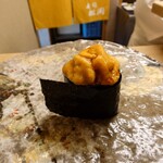 寿司 松岡 - ◯ムラサキウニ（利尻島）
      海苔は三河産と話されていた
      
      質の低い、変な味わいや苦味感は一切無くて
      
      ひたすら、とろけるような旨味感が口の中で広がり
      心地良い旨味の後味はかなり長く続いて良い感じ
