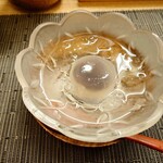 寿司 松岡 - ▶デザート
      ◯水まんじゅう
      大垣市では有名となる夏のデザートで
      
      水まんじゅうも氷水に浸されて
      キンキンに冷えていて美味しい