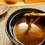 寿司 松岡 - 赤出汁で何の出汁かは全く分からないけれど
      出汁の旨味感がシッカリとしていて
      しかも後味の心地良い旨味感が凄く残り続けるよなあ❗️
      
      お味噌汁でここまでの旨味感が出せるんだな