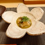 寿司 松岡 - ◯鮑
      アワビを柔らかく炊いてあります
      アワビの肝ソースが下に敷いてありますけど
      そのソースを少し残して頂いて
      シャリを入れると美味しいので　との説明