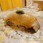寿司 松岡 - ◯イワシ（追加）
      最初にイワシの独特な味わいが来るけれど
      後からシッカリした熟成の旨味感に包まれて
      後味もジンワリと来る良い感じ♪