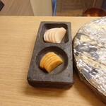 寿司 松岡 - ◯ガリ
      ナマモノを食べているので
      ホントはちょくちょくガリを挟んで
      食べないといけないのだけど
      熟成による心地良い後味が食べる度に続く為
      後味を消すのが勿体なくて、珍しく残す事となった