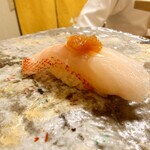 寿司 松岡 - ◯キンキ（網走、7日目）
      網走一択で日本一だと思っている
      深海魚で皮の所に脂が乗っていると話されていた
      熟成により脂のジンワリ旨味感が良い感じ
      やっぱり米粒の粒立ち感があって
      噛んでいく感じがまた良い