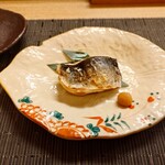 寿司 松岡 - ◯アジの塩焼き
      後でネタで同じ品が出てきますが
      塩焼きにするだけで美味しい　と話されていた
      
      アジの熟成してある品の塩焼きなのだろう
      
      食べてみると普通で食べるアジの塩焼きよりも