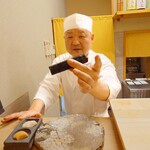 寿司 松岡 - ◯新生姜の佃煮の鮨
      ガリを漬ける時に出る
      新生姜剥いた皮を取っておいて佃煮にした品を
      手巻き寿司にされている