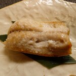 寿司 松岡 - アジの旨味が広がる様にシッカリとあり
      
      塩味も丁度よい効きで美味しい
      
      ポン酢のおろしも穏やかでスッキリとした味わいになるけれど、必要ない感じ
      
      旨味がジンワリと残るのが心地良いなあ♪