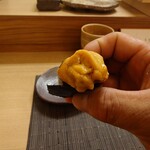 寿司 松岡 - ◯ムラサキウニ（利尻島）別ショット
      9月より禁漁となるとの説明