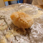 寿司 松岡 - ◯帆立
      説明を忘れられていたので、何の鮨かが分からず
      大将さんに尋ねてみたら
      帆立で繊維に沿ってほぐしている　との説明
      
      これにも普通の帆立にはない旨味感があるよねえ