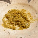 寿司 松岡 - それをサジで混ぜ混ぜして食べてみると
      
      シャリの酢飯のスッキリ感と
      鮑の肝ソースのコク、旨味感が合っていて
      面白く美味しい