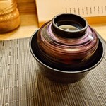 寿司 松岡 - 
      
      ◯岩もずくのお味噌汁
      能登の方で上がる少し変わったもずくを入れている
      との説明
      
      もずくのシャリシャリとした小気味良い食感と