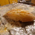 寿司 松岡 - ◯春子鯛？
      小さい小鯛を酢締めした品
      
      これにも熟成による旨味感がある
      録音が途中間違えて一旦停止してるので
      感想メモが思い出せないw