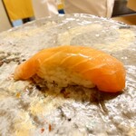 寿司 松岡 - ◯琵琶鱒
      3.9キロのなかなかいない大物だと説明されていた
      
      これも熟成されているので、熟成の旨味感はある
      後味は長く続かない感じ