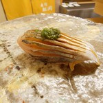 寿司 松岡 - ◯アジ（3日熟成）
      先程、塩焼きで出てきたアジ
      上には葱と生姜を細かく刻んだ品が載っている
      バジルかと思って摘んで味見しようとしたら
      それに弟さんが離れていたのにも関わらず
      気付かれて教えてくださった