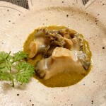 寿司 松岡 - 鮑はクニッと食感で柔らかく煮られていて
      肝のソースの磯の味わいほんのり苦味と旨味感がジンワリ
      軽く塩味がしていて美味しいなあ♪
      
      肝ソースに生クリームが入れてあり
      肝の苦手な方も食べやすくしてある