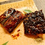 寿司 松岡 - 割とシッカリ目に皮目が焼かれていて
      皮目の軽く焦がしたカリッとスモーキーさと
      身はホンワリとジューシーで柔らかく
      口溶け柔らかな美味しさだった