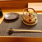 寿司 松岡 - ◯松茸の土瓶蒸し
      松茸は中国の品との事だけど
      キチンと管理されている品とのことで
      そんなに日本産との香りや味の違いは
      分からなくなっている　と話されていた