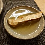 寿司 松岡 - ジーンと来る深みある旨味感があり
      そこに松茸の香りと味わいが乗っていて美味しいなあ♪
      
      ライムの切身が付いていたけれど、掛けると
      この旨味感をスポイルしてしまうだろうから
      結局、使わなかった