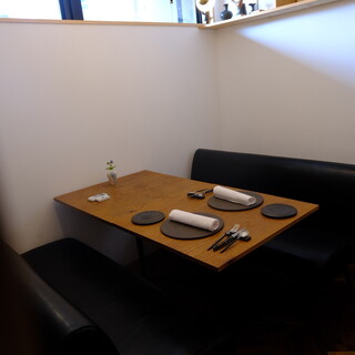完全個室2〜4名様のソファー席。