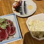 リンカーン食堂 - 牛肉タタキ、ポテマカサラダ、おすすめお造りの3品