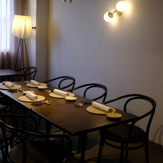 テーブル席は、1名様からご利用できます。貸切りは、12名〜30名です。