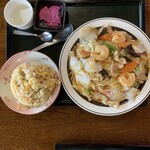 中華料理 北京亭 - 五目硬焼きそば　1,012円　半チャーハンセット　440円