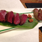 会津 田舎家 - 馬刺しと炙り。唐辛子味噌？