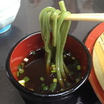 留さんうどん - 14年9月。つゆに浸けた麺。