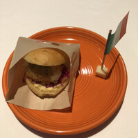 Convivio - 鱧のハンバーガー　軽い食感で美味しい、山椒は意外と遠く、バランス良い。旗の下のチーズも美味しい。