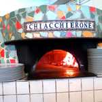 ピッツェリア キアッキェローネ - オーナー夫妻が薪窯のタイルを装飾しました。