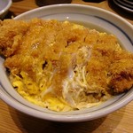 一優亭 - 丼からはみ出すほどの大きさの豚カツが乗っています